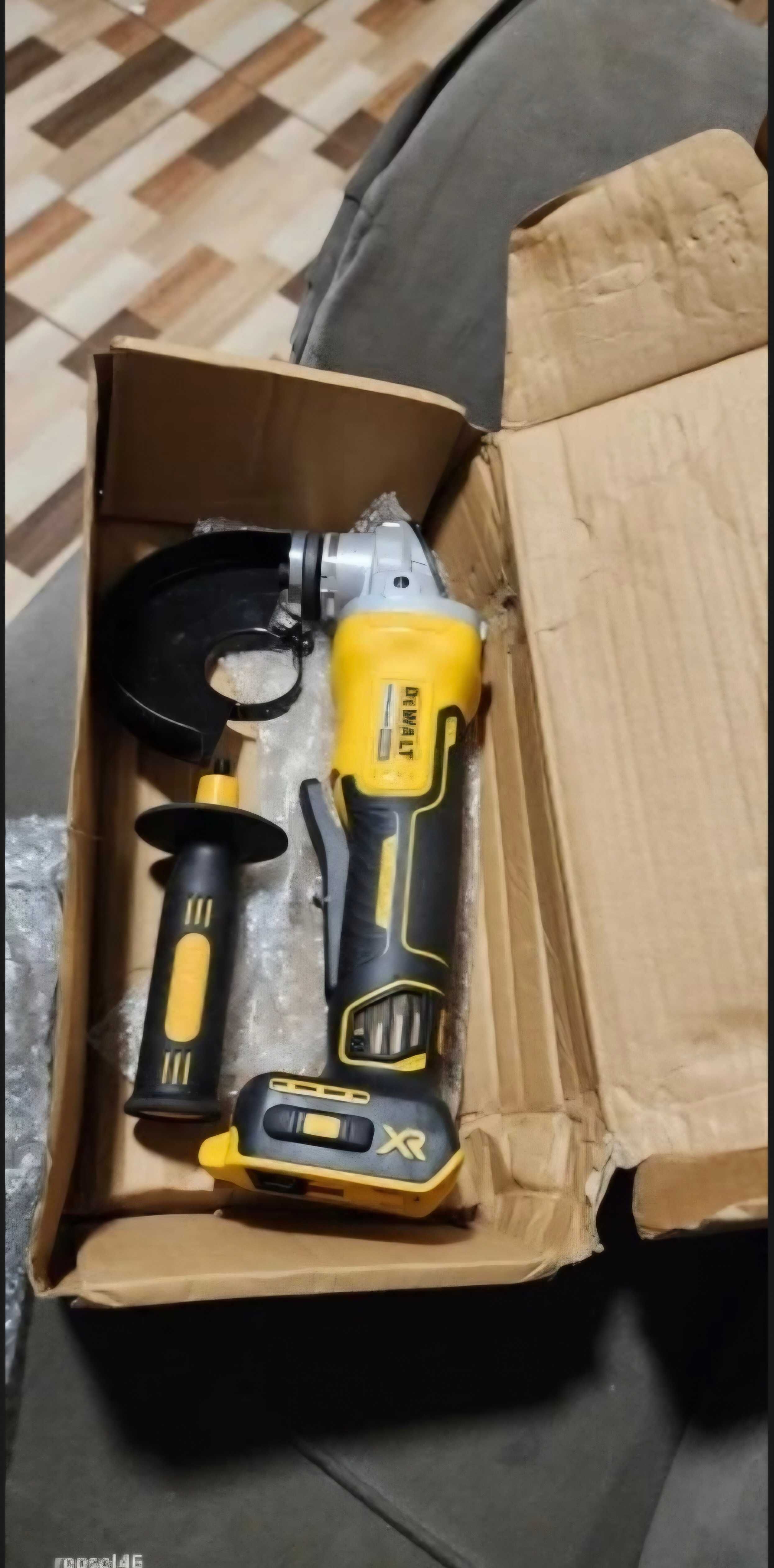 Dewalt Szlifierka kątowa z reg. obrotów