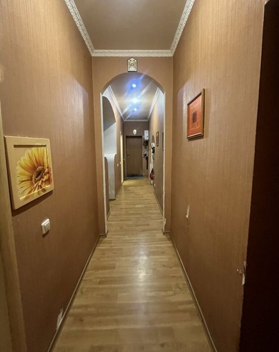 3- комн. 67 м. кв. Сталинка. С. Нигояна. Возле метро.