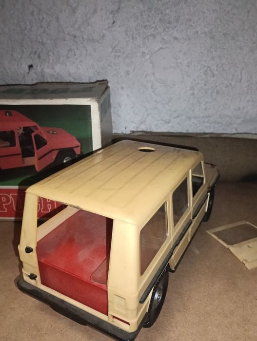 Zabawka Autko na kabel PRL Mercedes Punch G6