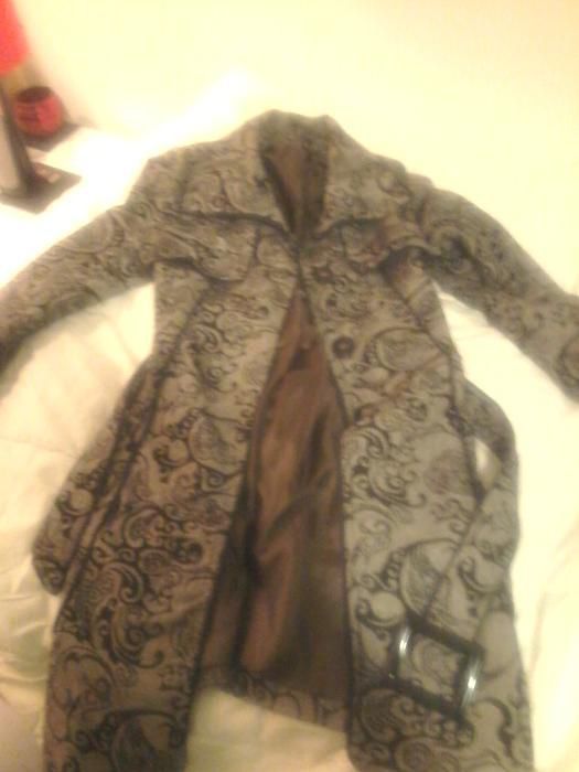 Casaco tipo gabardina, com motivos personalizados