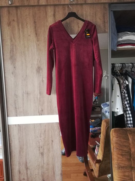 Welurowa sukienka midi z rozporkiem