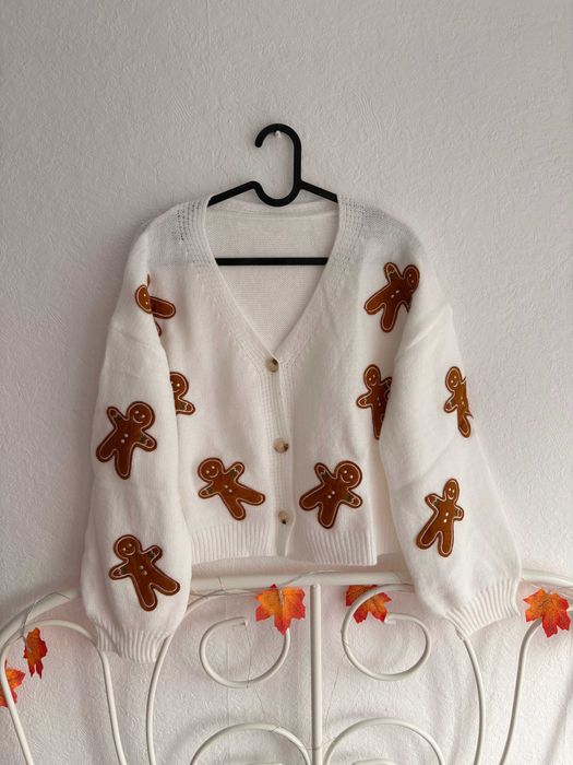 Świąteczny biały kardigan z pierniczkami – rozmiar S
