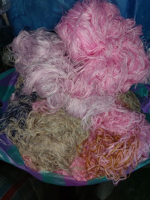 Нитки, пряжа для в'язання чи вишивання.