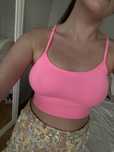 Stanik sportowy crop top do ćwiczen Sinsay XS/S neonowy róż prążkowany