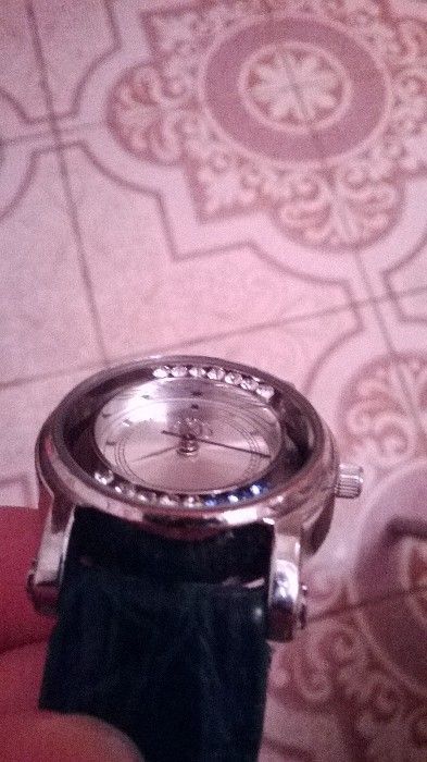 Женские часы с кристалами Сваровски