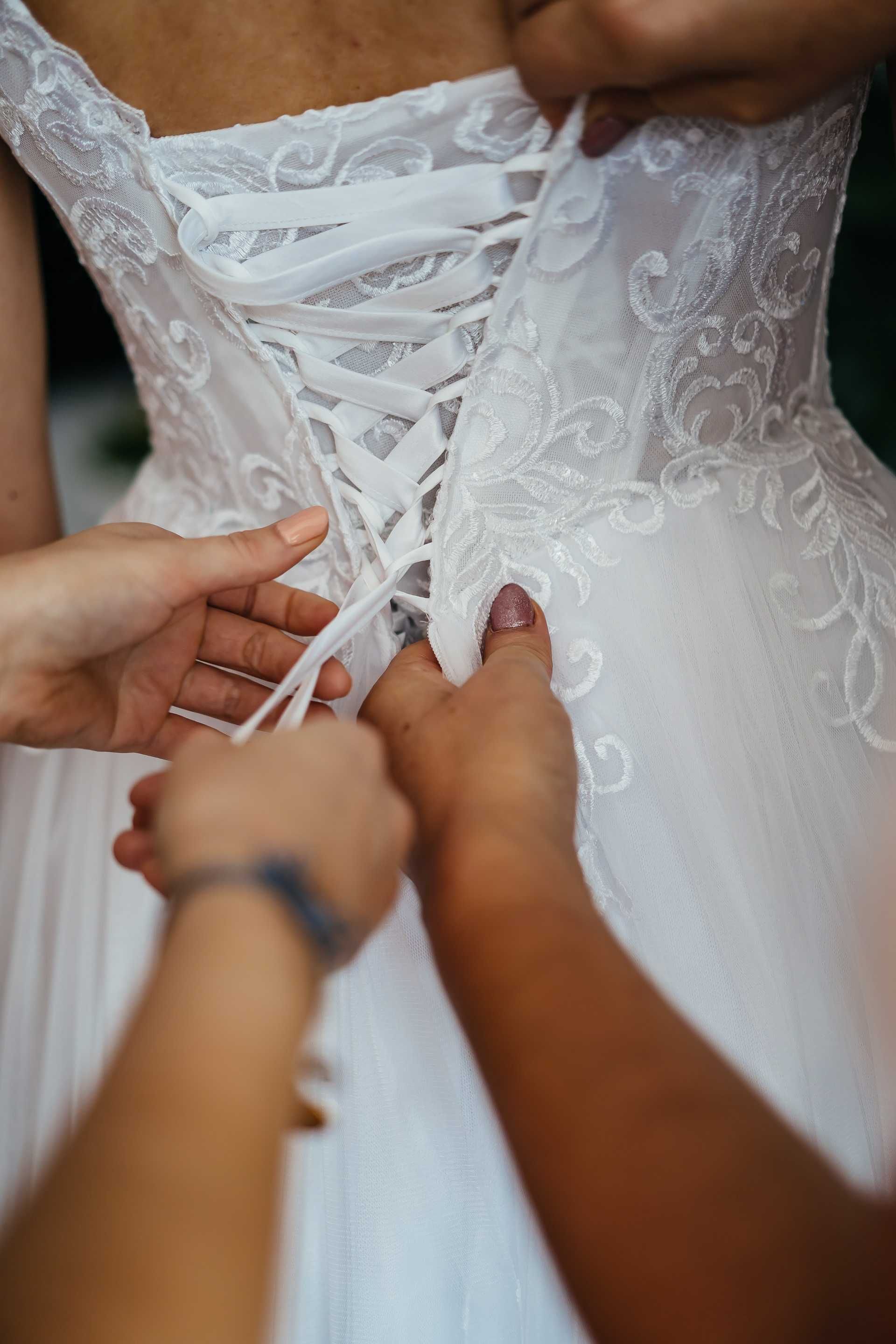 Biała suknia ślubna z haftem