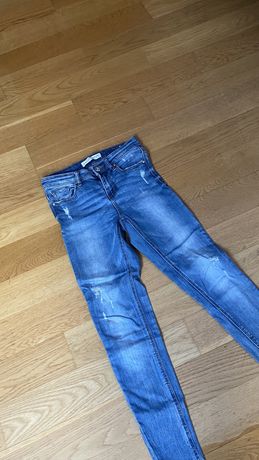 Niebieskie jeansy low waist STRADIVARIUS