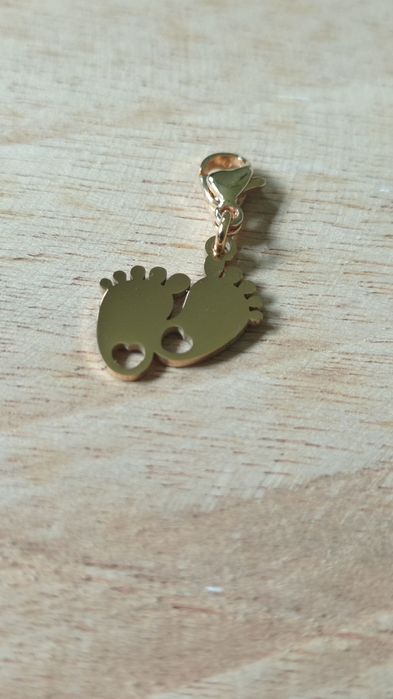 Zawieszka charms stópki dziecka, dla młodej mamy, pamiątka chrztu