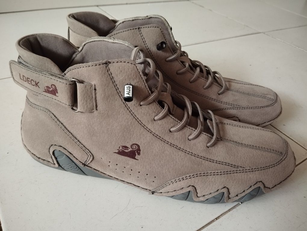 Tênis cinzentos novos