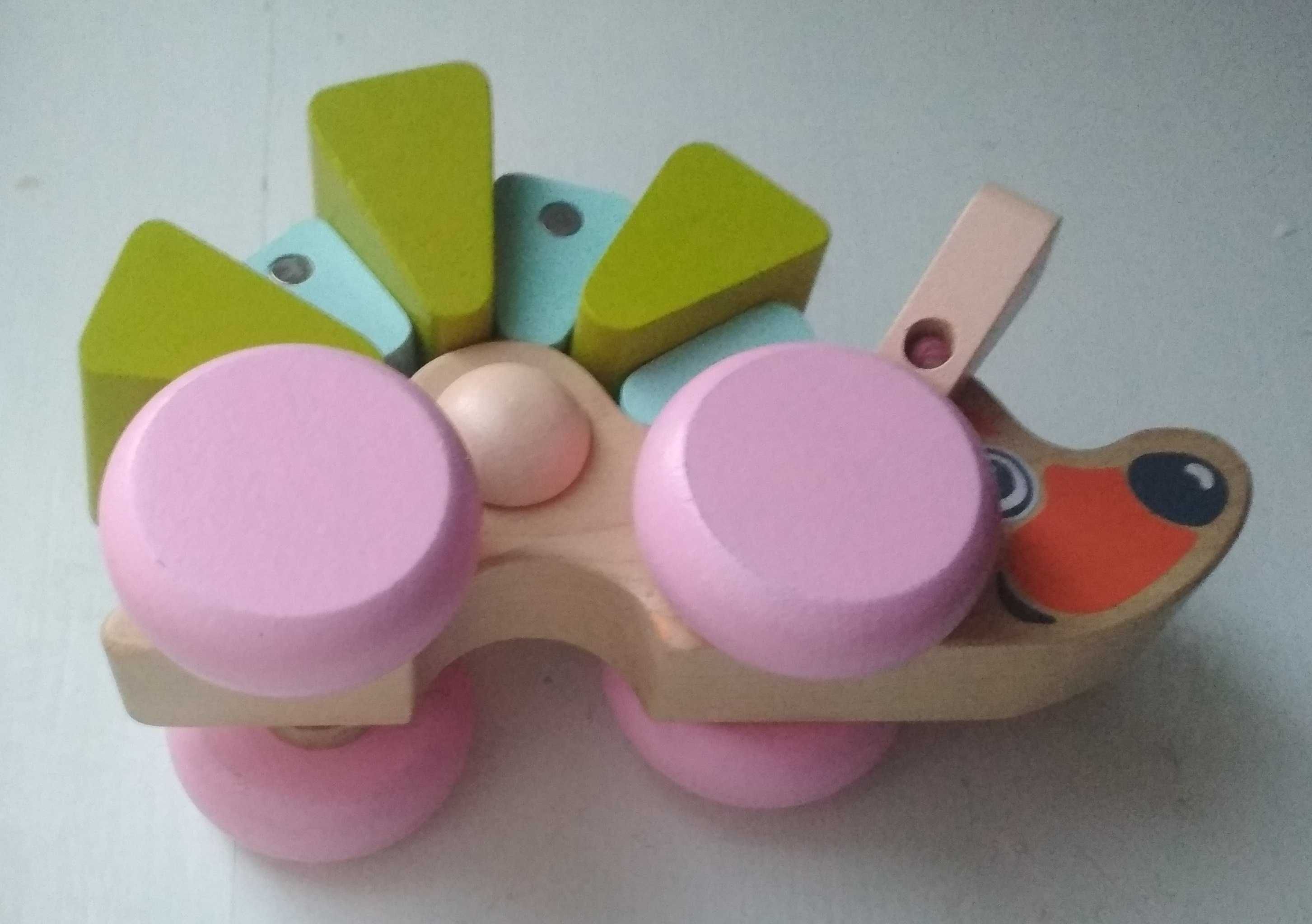 Деревянная игрушка ёжик на колёсиках