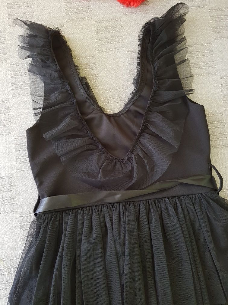 Czarna sukienka bez rękawów