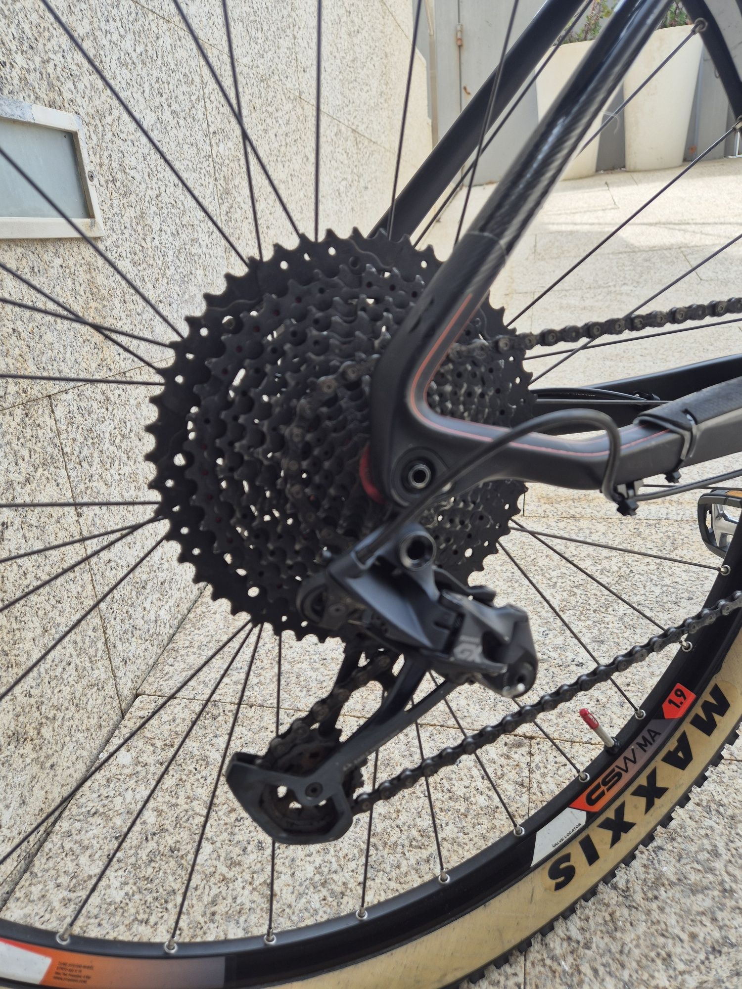 Bicicleta CUBE carbono