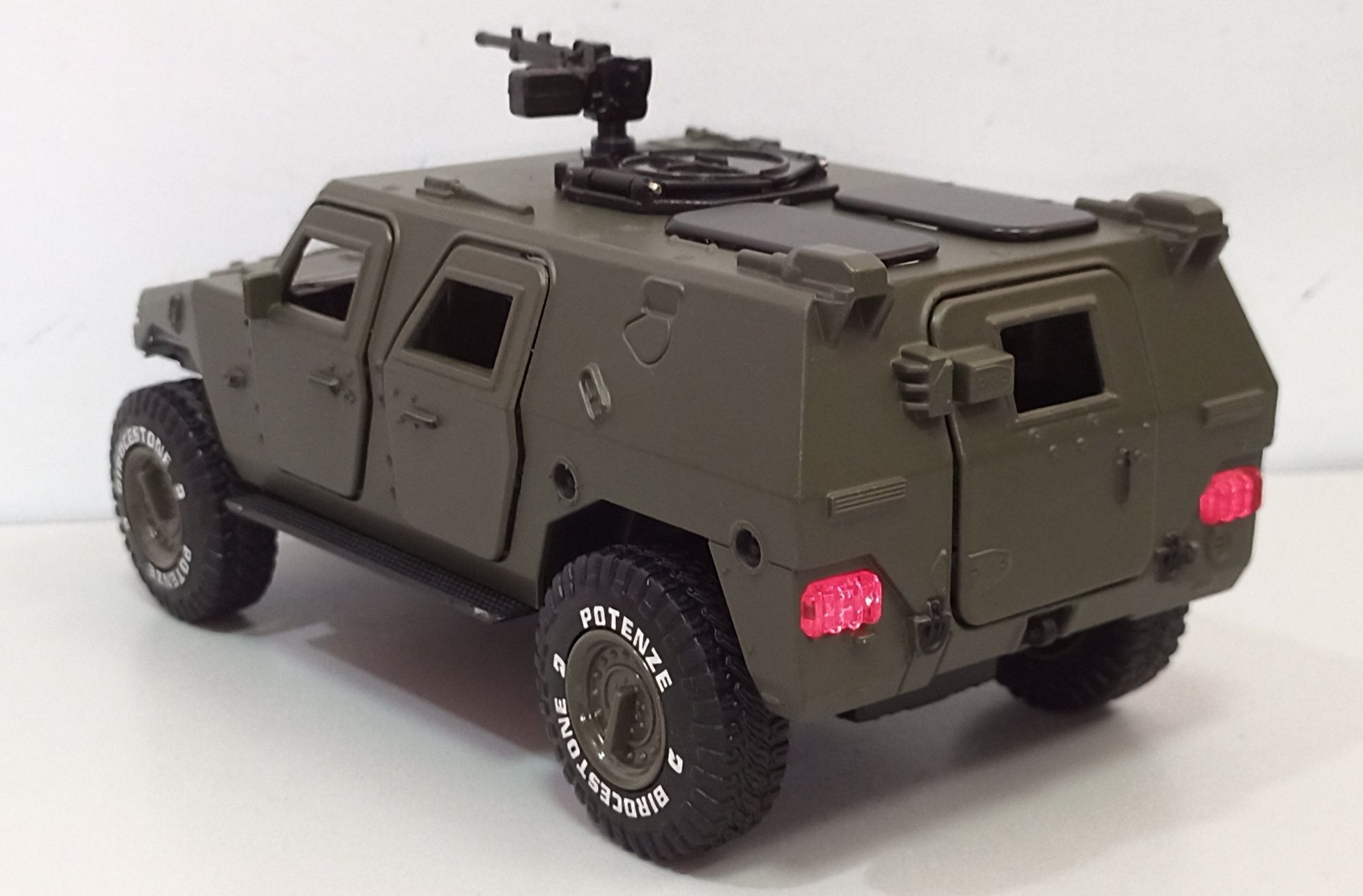 Бронемашина DONGFENG Warrior модель 1:28 ТМ Автосвіт Металл свет звук