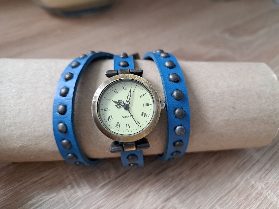 Zegarek damski na długim, niebieskim pasku