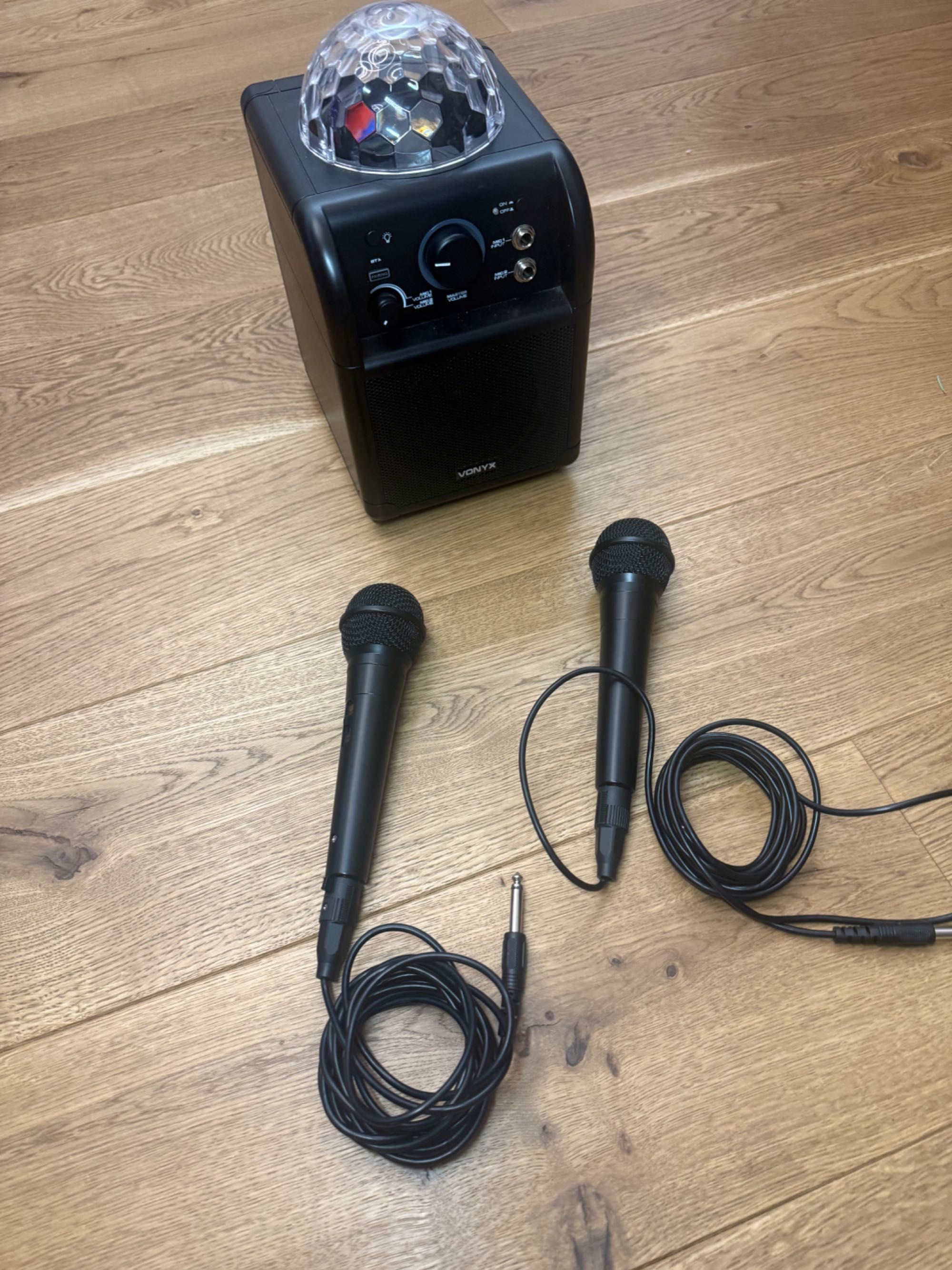 Vonyx SBS55B z 2 mikrofonami, Bluetooth i efektem świetlnym