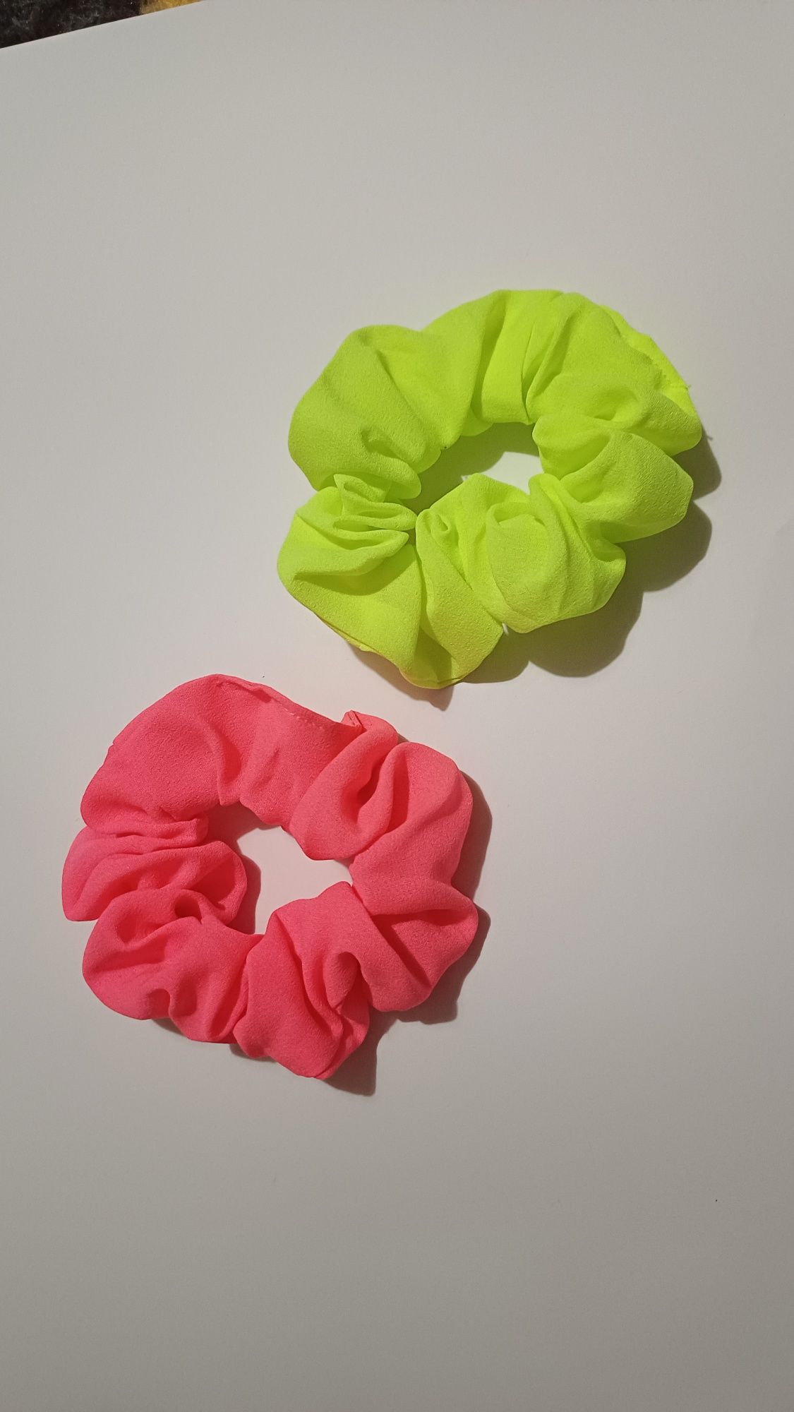 Scrunchies / elásticos de cabelo em neon
