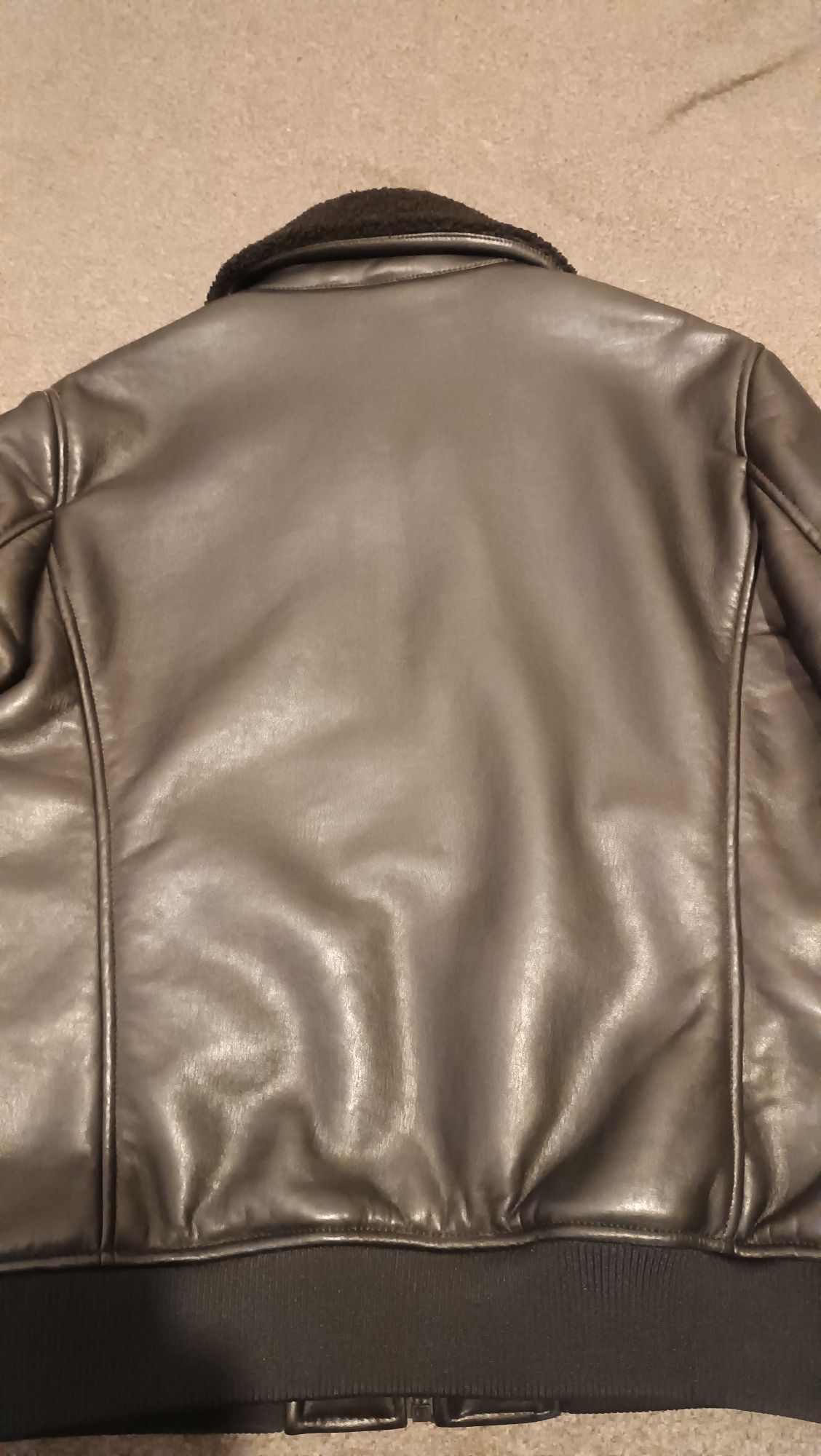 Casaco de cabedal preto forrado,35€