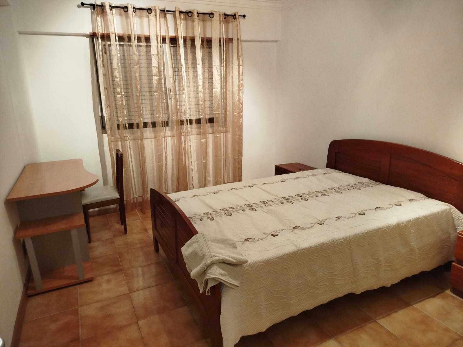 Quarto apenas para estudantes a 10 minutos a pé metro Odivelas