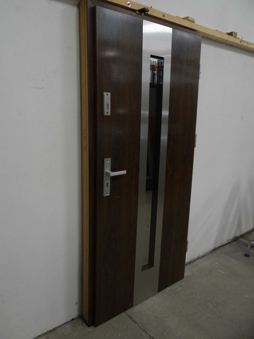 Drzwi zewnętrzne + okucia Otello 5 90 P Orzech 1.2W/m²K