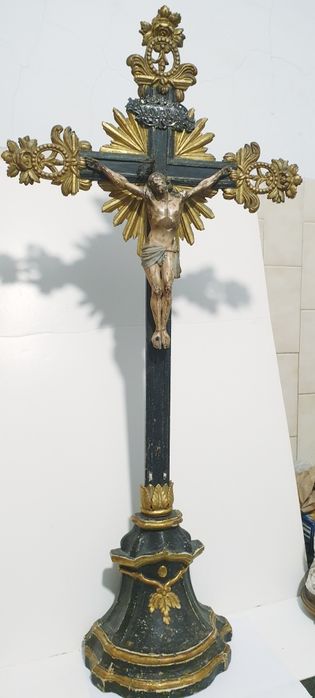 impressionante antigo crucifixo em madeira dourada e policromada+prata
