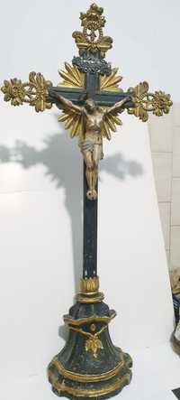 impressionante antigo crucifixo em madeira dourada e policromada+prata