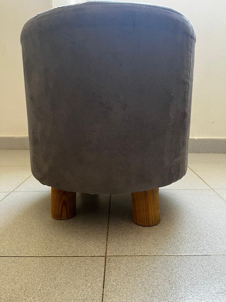 Puff cinzento semi novo 15 €