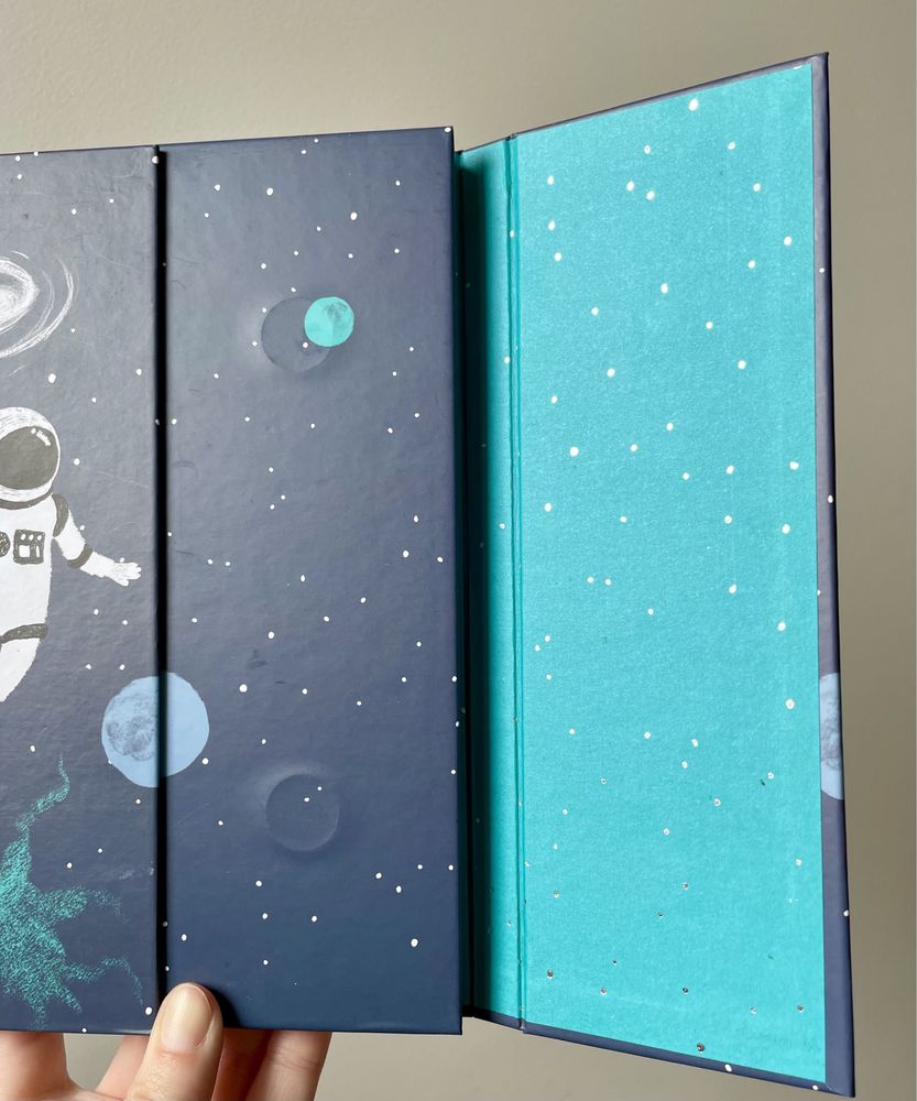 Caderno ou diário com tema espacial ou astronómico