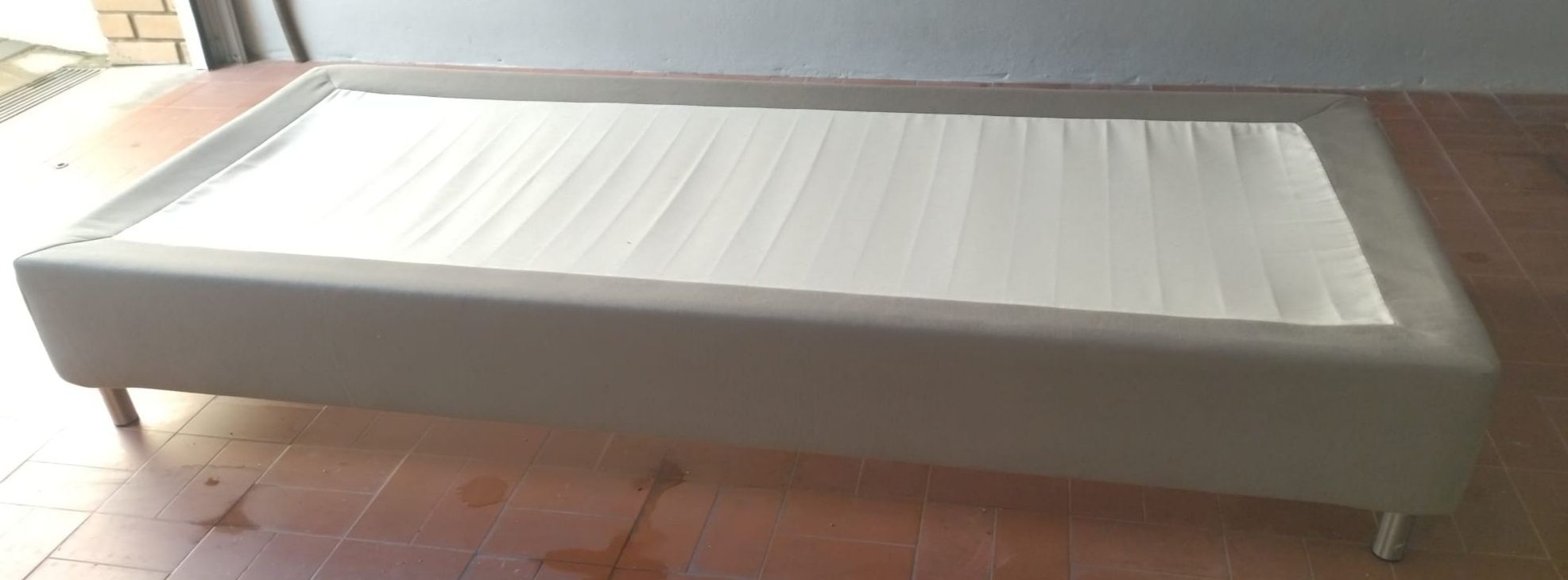 CAMA - Nova!!! Sommier c/ pés em cinza 90×200, já c/ colchão