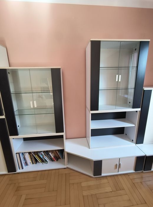 Zestaw białych mebli do salonu