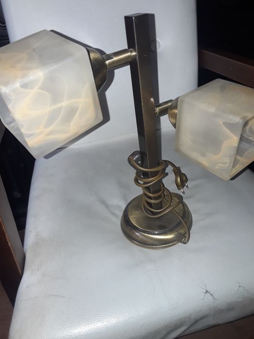 Mosiężna lampa stojąca na biurko