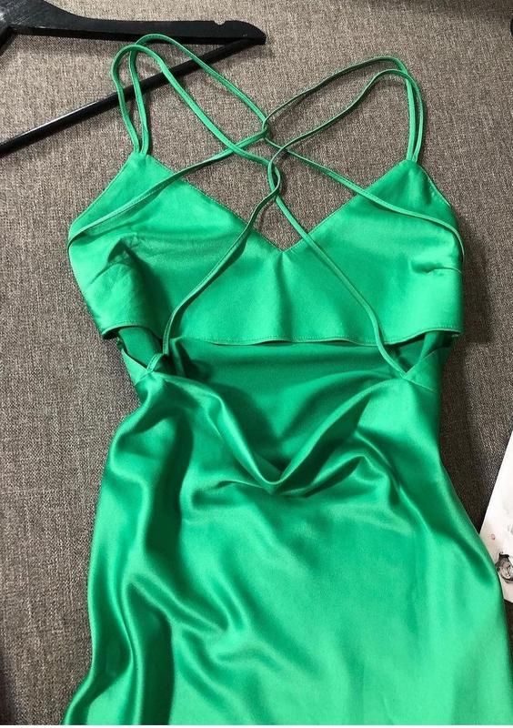 Зелена шовкова сукня з відкритою спиною