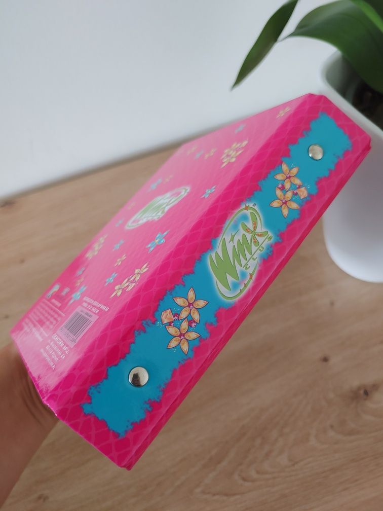 Różowy segregator A6 ze Stellą na niebieskim tle Winx Club karteczek