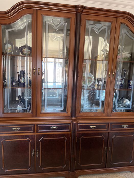 Buffet em nogueira com vitrina muito bom estado como novo