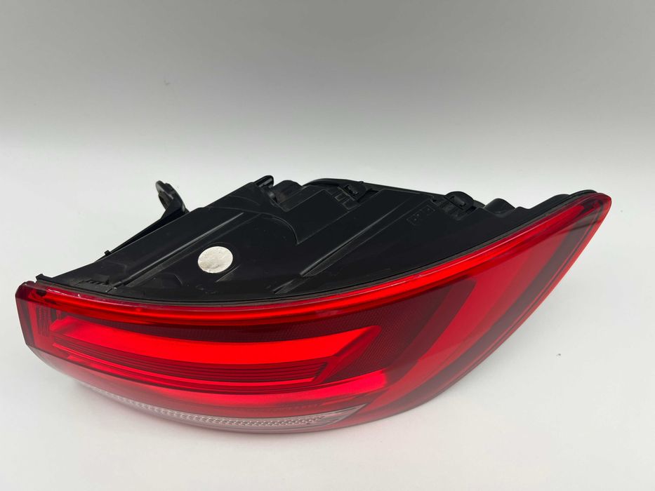 Audi A4 B9 Prawa Błotnik Lampa