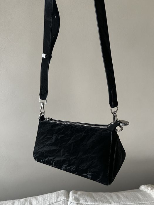 Trójkątna czarna torebka baguette