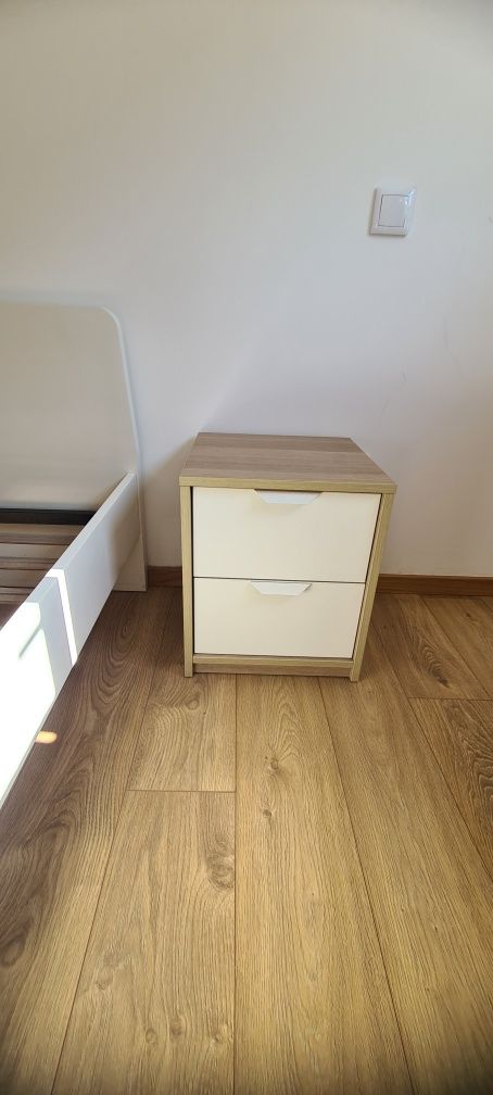 Cama com estrado, mesas de cabeceira e cómoda Askvoll