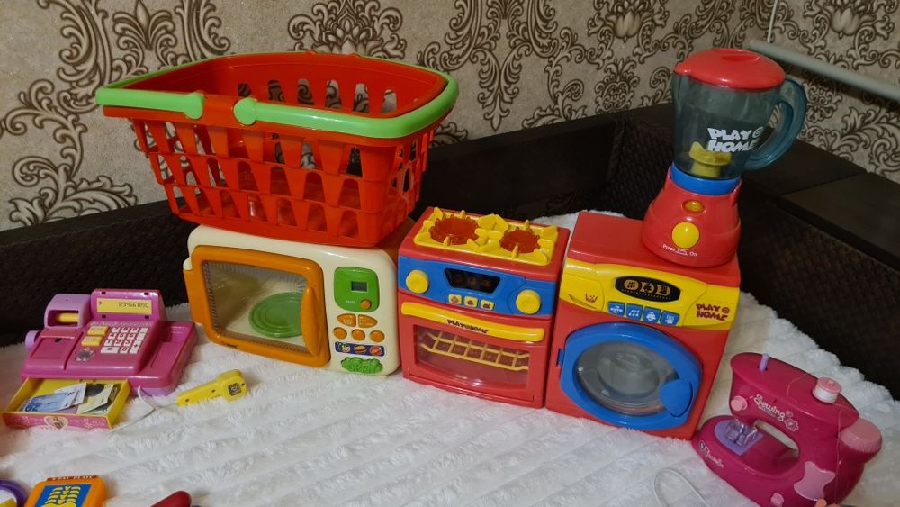 Дитячі іграшки. Дитяча посудка, кухня, плита, пральна машина.