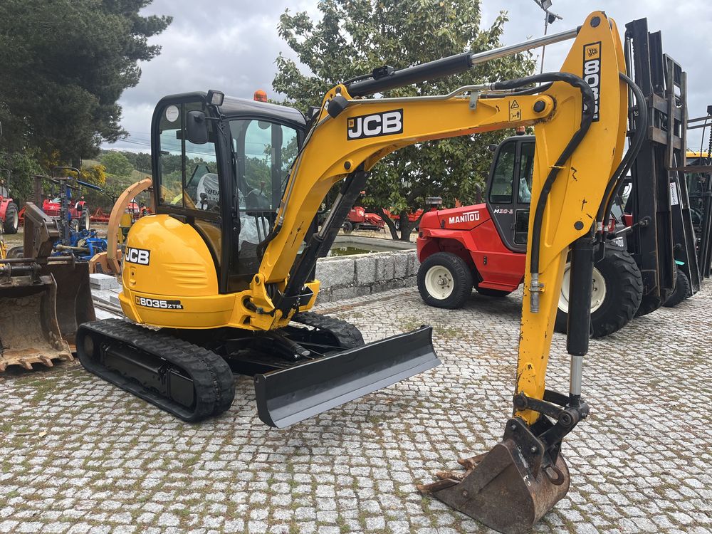 Mini-escavadora JCB 8035ZTS - semi nova