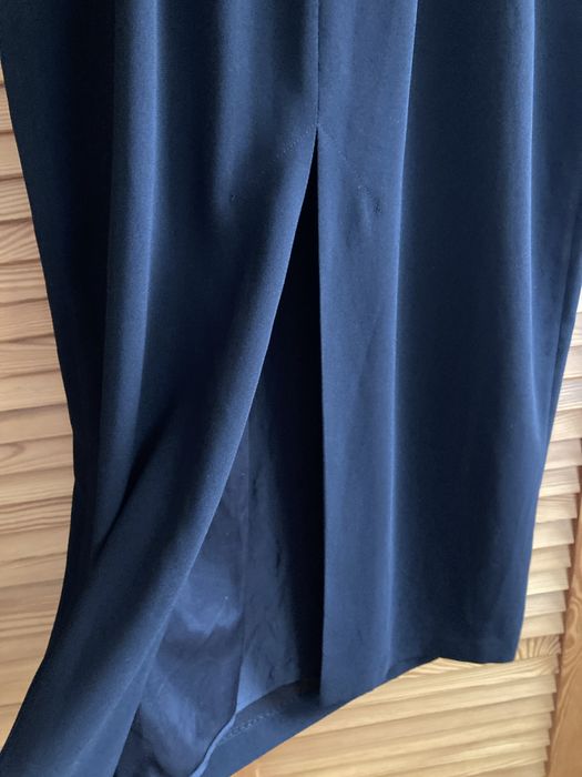 Elegancka klasyczna czarna sukienka z odkrytymi plecami r.44
