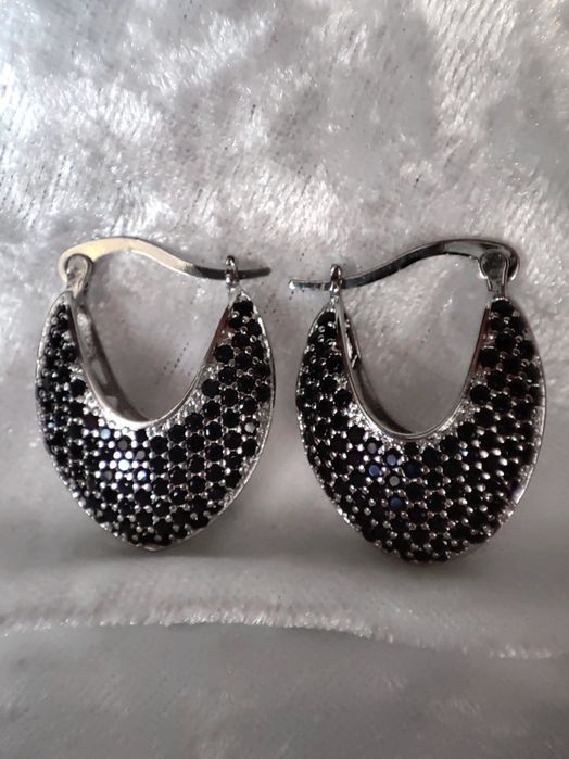 Kolczyki ażurowe czarne cyrkonie kolor srebrny
