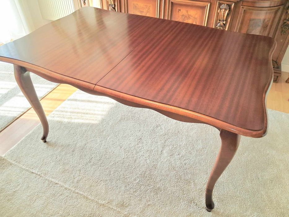 drewniany, rozkładany stół z tapicerowanymi krzesłami