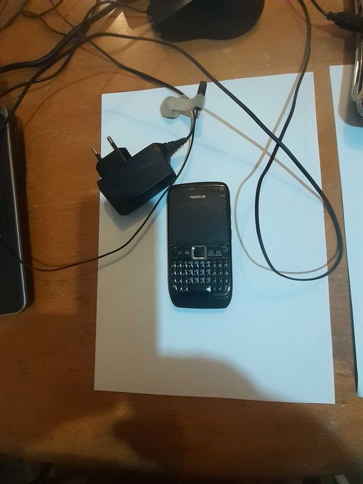 NOKIA E71 carregador e cartão Vodafone