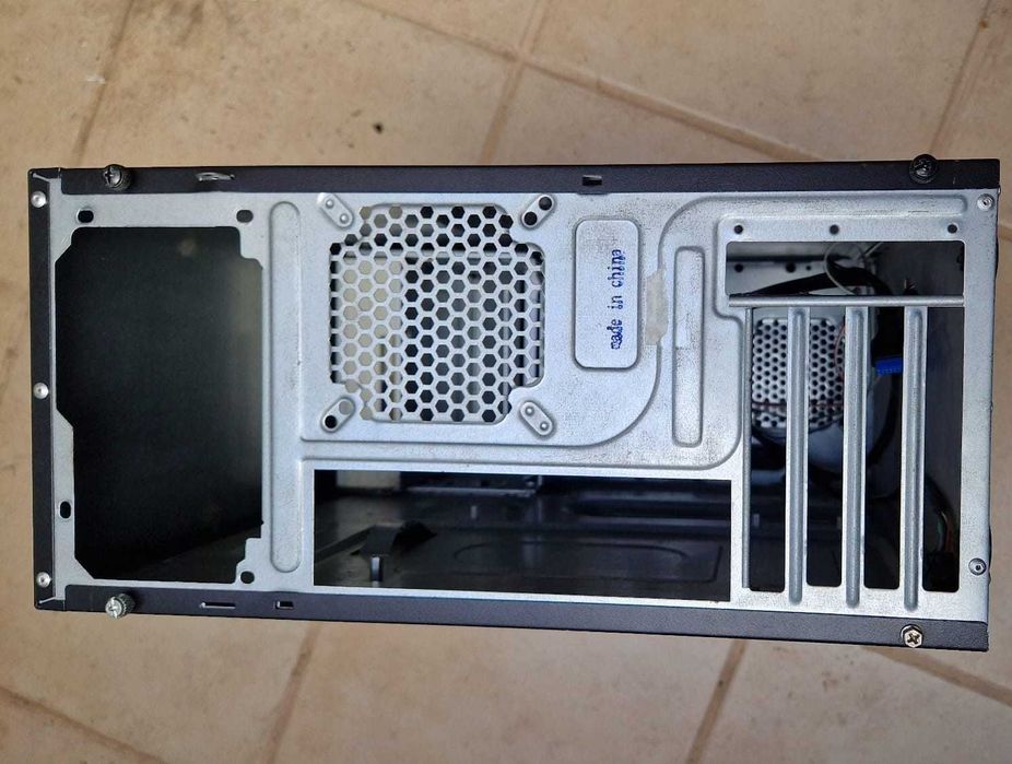 Caixa Micro-ATX preta com leitor de disco