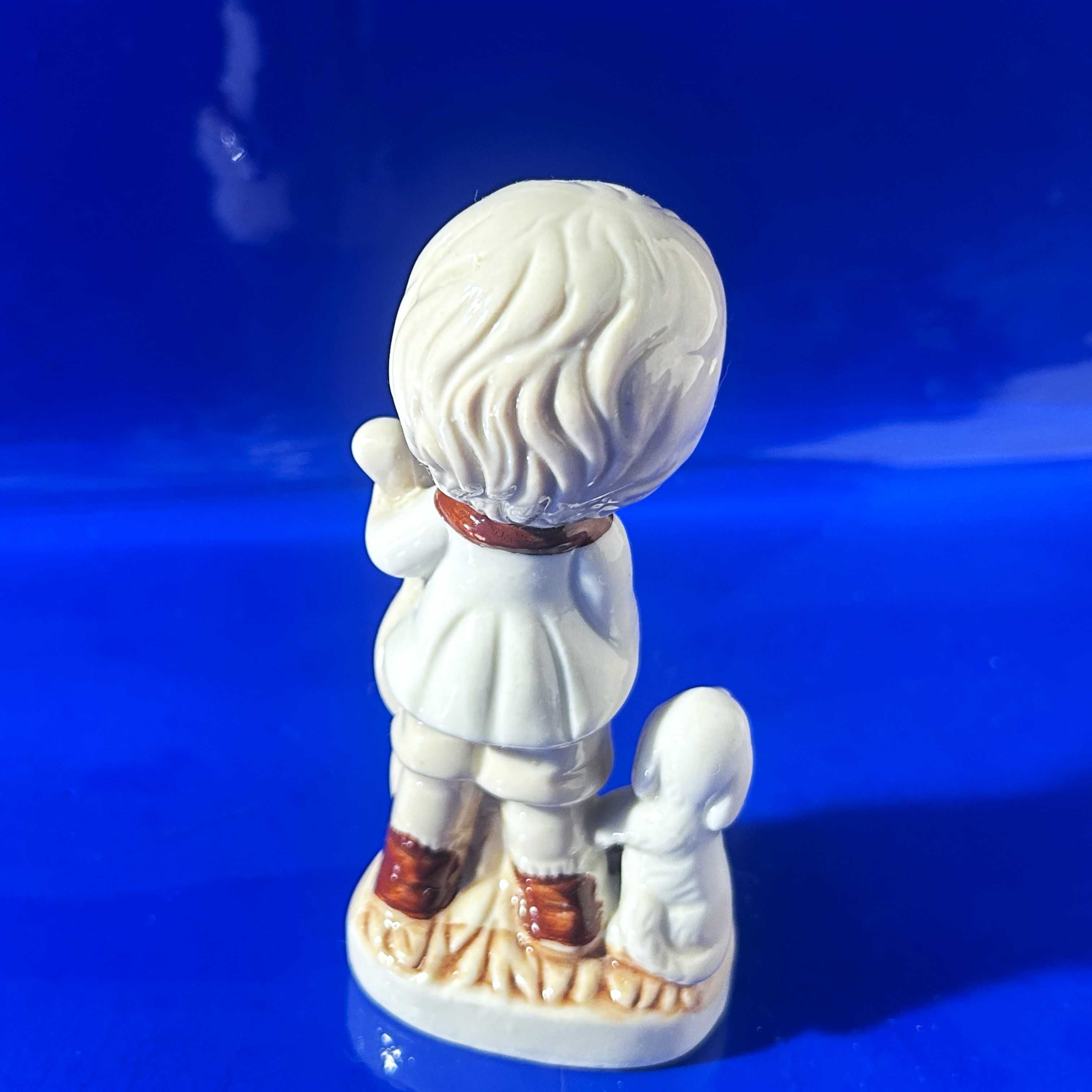 Figurka, chłopiec z wiolonczelą i pieskiem. Porcelana zdobiona