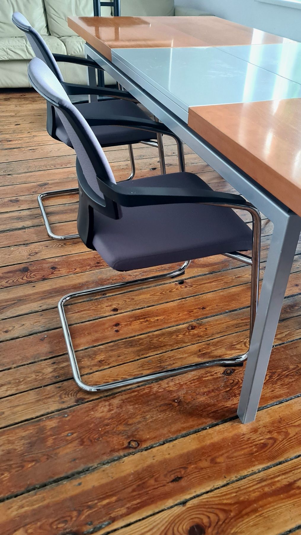 Pełny zestaw do sali konferencyjnej
Rozkładany stół + 4 krzesła