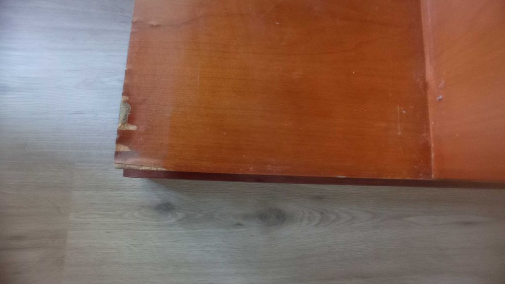 Mesa de centro com dois bancos