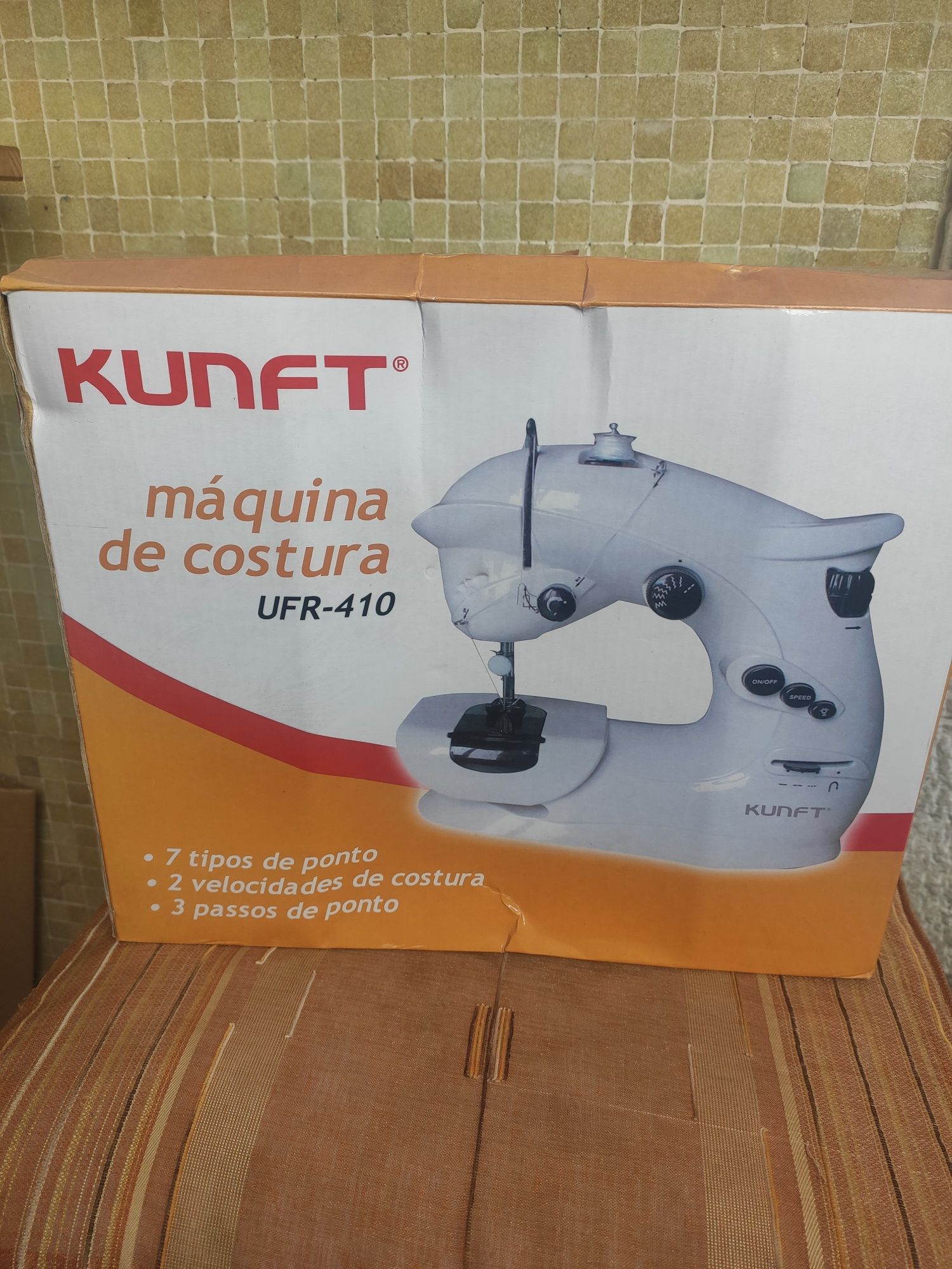 Máquina costura portátil. Funciona a pilhas
