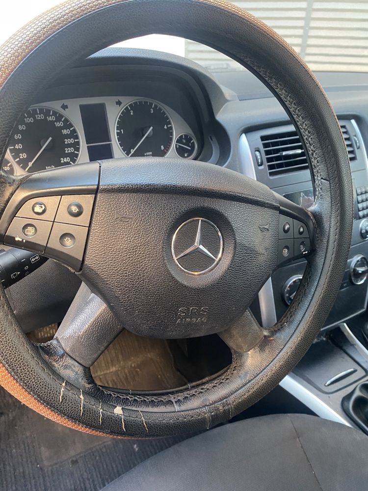 Mercedes-bens B180
