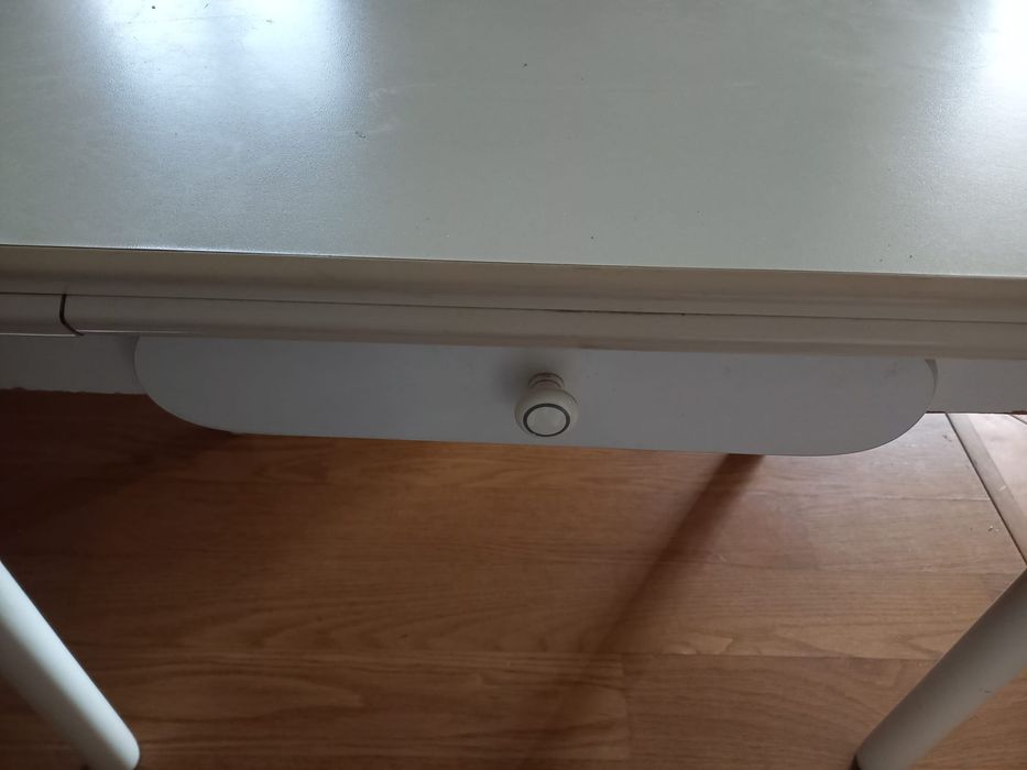 Mesa de cozinha branca