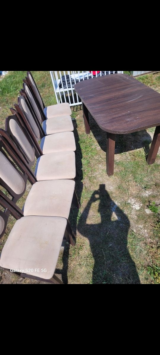 Stół do salonu plus 6 krzeseł prawie nowy